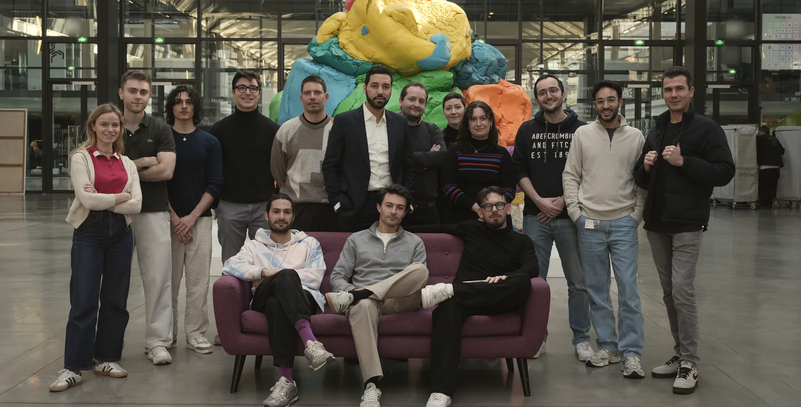 L'équipe d'AlloBrain s s'est réunie autour d'un canapé à Paris